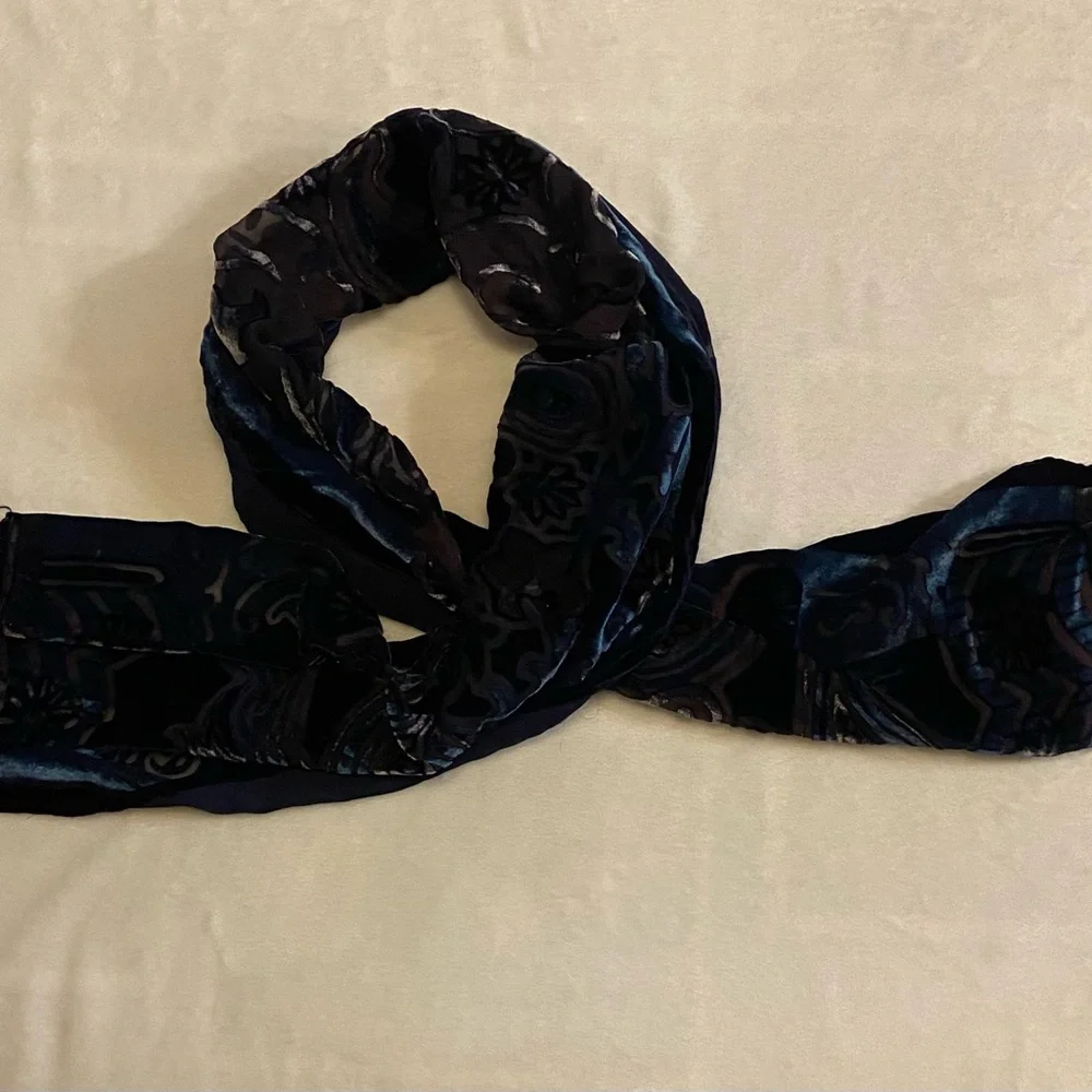 Scarf Velvet Devore Ornate Blue and Black Scarf Fine Silk Viscose Burnt Out NWOT - Picture 4 of 10